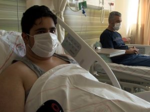 Zorlu yoğun bakım sürecini atlatan lise öğrencisi Muhammet, korona virüsü yenip okuluna kavuşmak için gün sayıyor