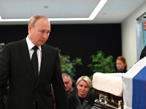 Putin, tatbikatta ölen Rus Bakan Ziniçev’in veda törenine katıldı