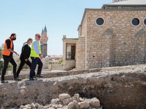 Adeta iğneyle kuyu kazıyorlar