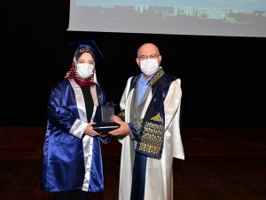 Uşak Üniversitesi Diş Hekimliği Fakültesi ilk mezunlarını verdi