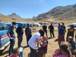 Mobil sağlık ekipleri dağ, tepe demeden vatandaşları aşılıyor