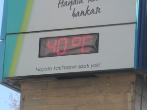 Termometrelerin 40 dereceyi gösterdiği Elazığ’da vatandaşlar gölgeliklere koştu