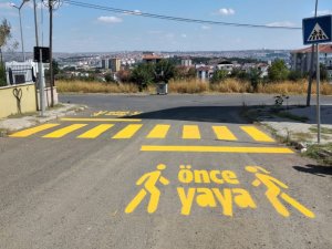 Okul yollarındaki yaya geçitleri yeniden boyanıyor