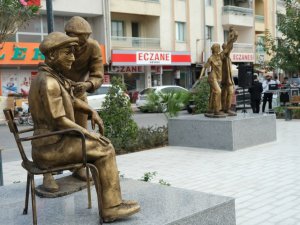 Covid nedeniyle ölümden dönen başkan ilçesine ‘Sağlıkçı Anıtı’ yaptırdı