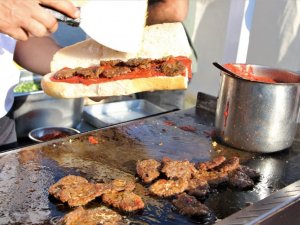 Elazığ’ı dünyaya tanıtan Salçalı Köfte Festivali’nin 3’üncüsü başladı