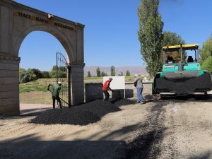 Hacı Hafız Mezarlığı yoluna sıcak asfalt döküldü