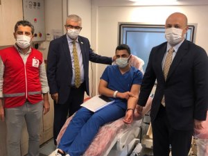 Sağlıkçılar Kızılay’a kan bağışladı