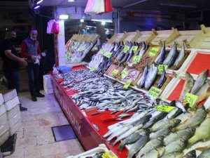 Balık tezgahları şenlendi ama fiyatlar cep yakıyor