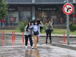 Yağmura hazırlıksız yakalanınca sığınacak yer aradılar