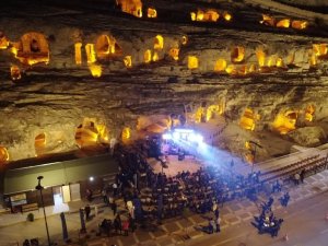 Şanlıurfa kaya mezarlığında Melek Mosso konseri