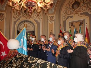 Bakan Dönmez ve Çavuşoğlu, Ertuğrul Gazi Türbesi’ni ziyaret etti
