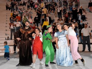 ’Peter Pan’ ve ’Mikrop ile Köpük’ çocuklar için sahne aldı