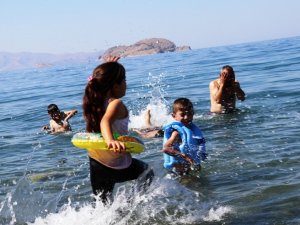 Eylül ayında Van Gölü’nde yüzme keyfi