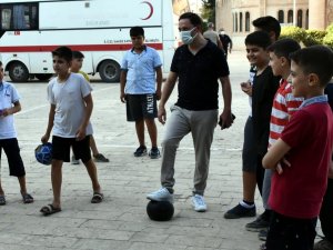 Nusaybin Kaymakamı Kayabaşı çocuklarla top oynadı