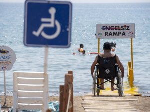 Mersin’de plajlara 10 yeni engelsiz rampası daha yerleştirildi