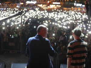 Ünlü rapçi Ceza, Gemlik’te fırtına gibi esti