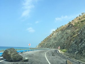 Yağmur sonrası kayalar Samandağ-Arsuz yoluna düştü