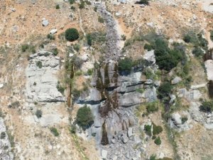 Antalya’nın 3024 rakımlı Akdağ eteklerinde bulunan Uçarsu Şelalesi kurudu