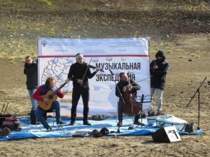 Rusya’da yanardağ eteklerinde mini konser keyfi