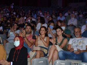 ‘Düğün Hatırası’ Alanyalı tiyatro severlerle buluştu