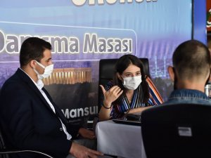 Ankara Büyükşehir üniversite öğrencilerini danışma masasında karşılıyor