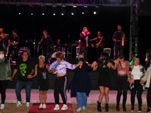 Tulumun ve kemençenin sesini duyan horona koştu