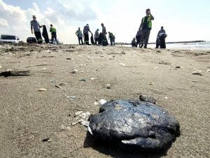 Mersin sahiline vuran petrol atıkları temizlendi