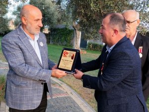 Gazilerden Edremit’teki skandala tepki gösteren AK Partili Tuna’ya plaket