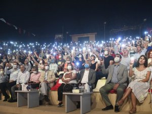 Karalar: "Demokrasi ışığımız hiç sönmesin"