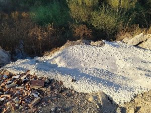 Hisarcık’ta inşaat artığı hazır betonlar çevreyi kirletiyor