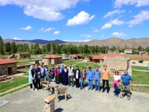 Hem doğada yürüdüler hem geçmişe yolculuk yaptılar