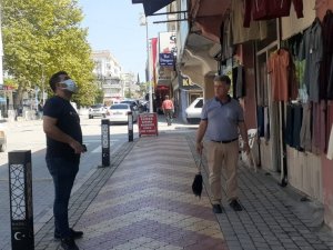 Eşek arıları esnafın başına bela oldu, ne yaptılarsa kurtulamadılar