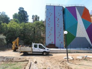 Tırmanma duvarına çevre düzenlemesi yapılıyor