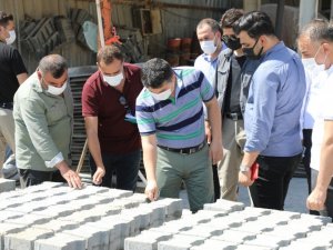 Kaymakam Tunç, beton parke ve boru üretim tesisinde incelemelerde bulundu