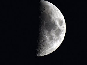 Ahlat’ta yarım ay geceyi aydınlattı