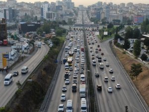 İstanbul’da sürücüler yollara döküldü, trafik yoğunluğu yüzde 60’ı gördü