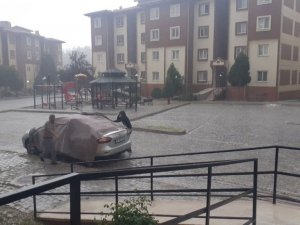 Çorum’da dolu yağdı, araçları böyle korudular