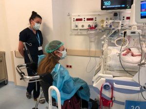 Hamilelik döneminde koronavirüse yakalanan anneye doğum günü hediyesi