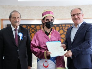 Yılın kalfası ve çırağı kaftanını giydi