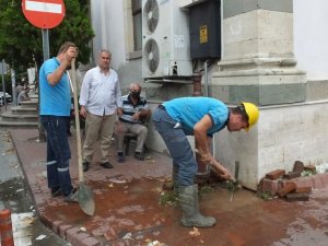 Burhaniye’de su patlağına BASKİ ânında müdahale etti
