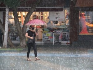 Antalya’da kuvvetli sağanak yağış uyarısı