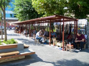 Nebi Cami önündeki ayakkabı boyacılarının yeri yenileniyor