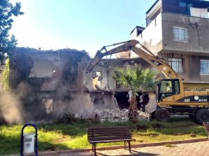 Akdeniz’de tehlike oluşturan binalar yıkılıyor