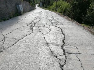 Su ve yol sorunu çözülmeyen mahalleli, belediyeye tepki gösterdi