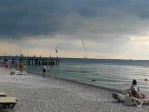 Denizde çıkan hortumu, film izler gibi seyrettiler