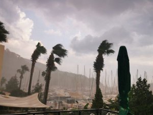 Marmaris’te dolu ile karışık sağanak yağış hayatı olumsuz etkiledi