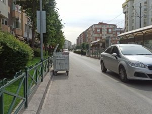 Şeridin yarısını kaplayan çöp konteynerleri trafiği olumsuz etkiliyor