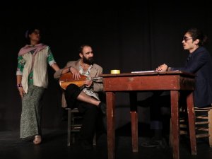 Engellilerin tiyatro oyunu hem eğlendirdi hem düşündürdü