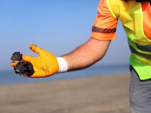 Mersin sahillerinde petrol temizliği sürüyor