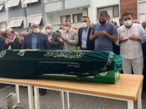 Koronaya yenilen doktora çalıştığı hastane önünde cenaze töreni